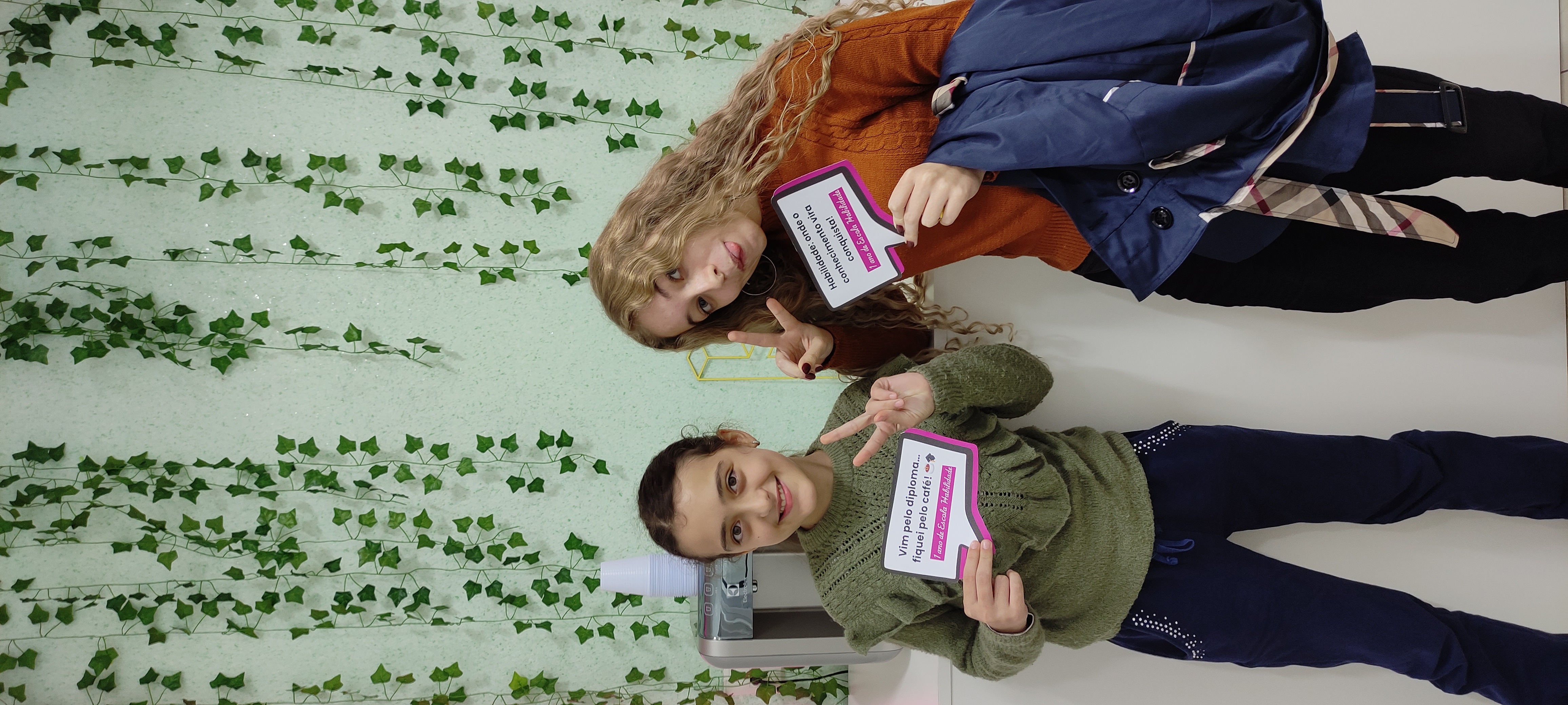 Alunas celebrando na Escola Habilidade Alunas felizes na Escola Habilidade