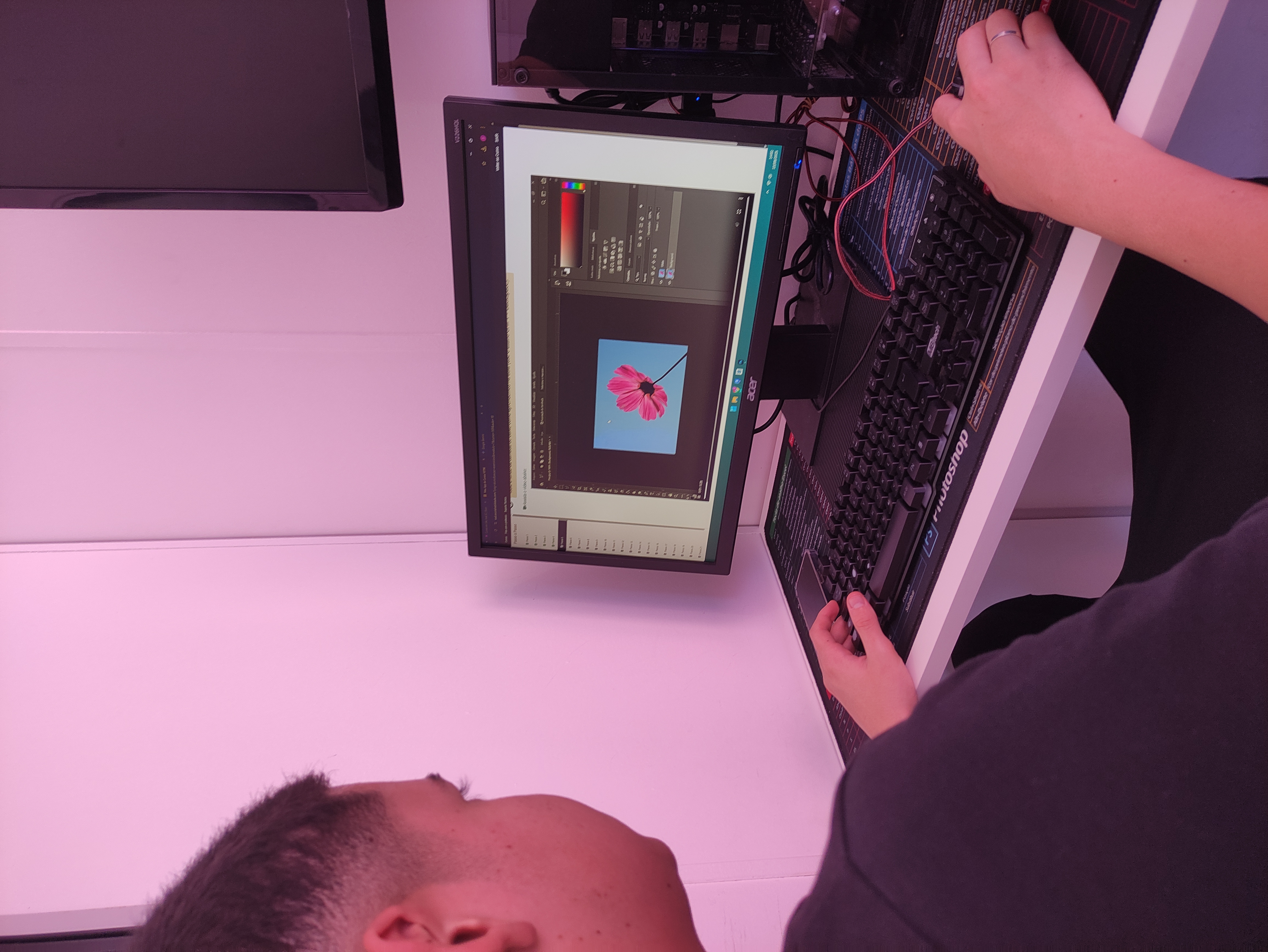 Aluno praticando Photoshop em sala de aula Aluno praticando Photoshop em aula presencial