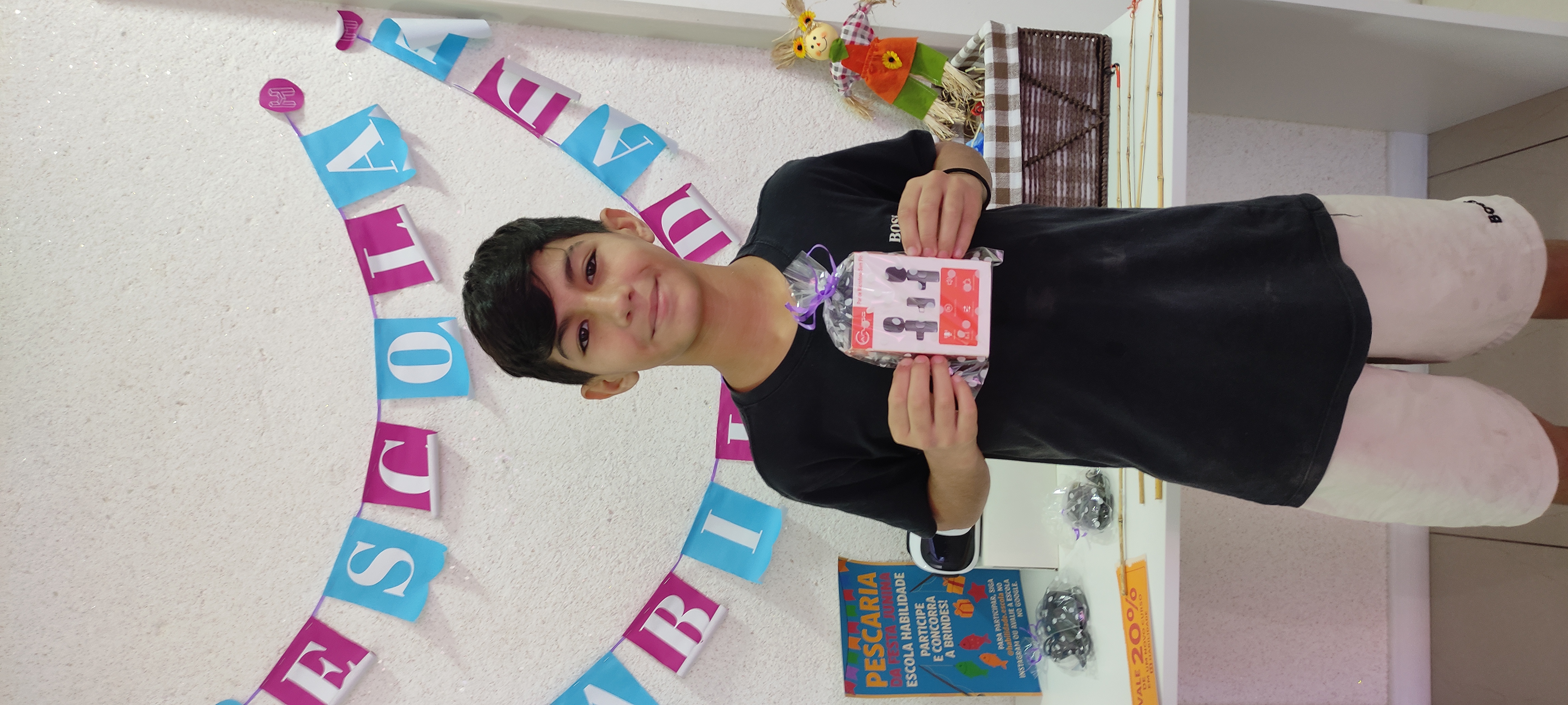 Aluno recebendo reconhecimento profissional Aluno recebendo reconhecimento na Escola Habilidade